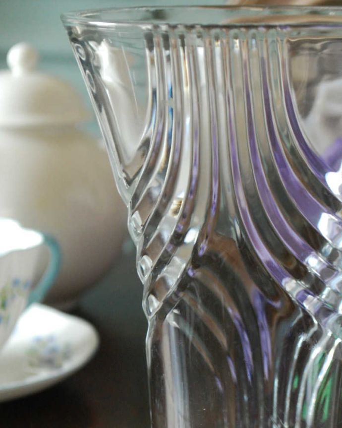 アンティーク 雑貨のガラス小物　アンティーク雑貨　アールデコのデザインが美しいフラワーベース、英国アンティークのプレスドグラス。普段の生活にパッと華を添えてくれるアンティーク気軽に使えるアンティークのプレスドグラスの中で、もっとも英国らしいアイテムの花器。(pg-4407)
