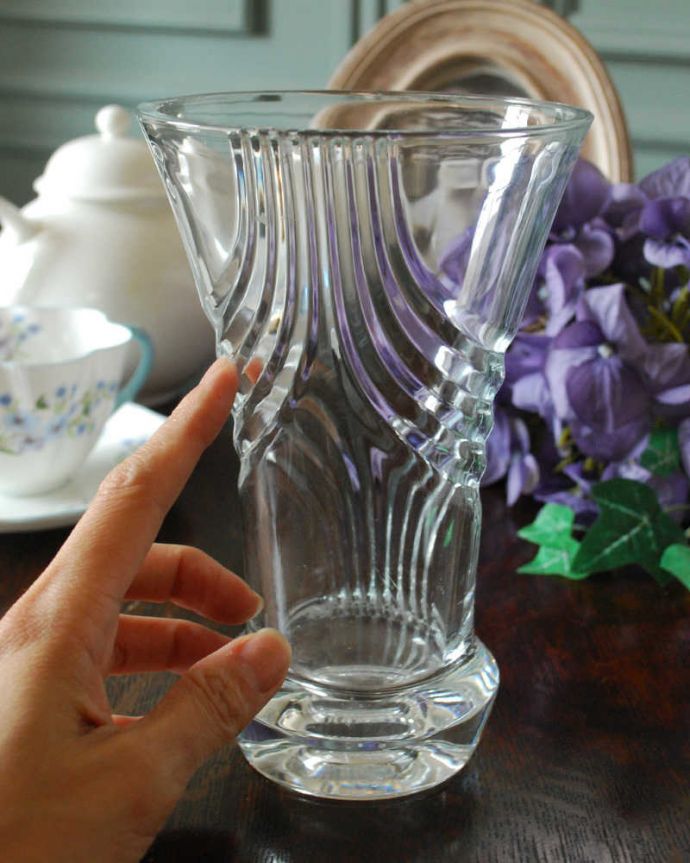 アンティーク 雑貨のガラス小物　アンティーク雑貨　アールデコのデザインが美しいフラワーベース、英国アンティークのプレスドグラス。キラキラ輝く美しさ置いておくだけでも絵になるデザイン。(pg-4407)