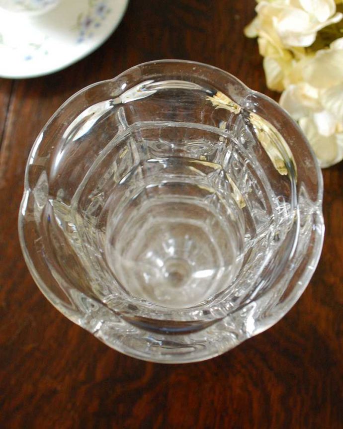 アンティーク 雑貨のガラス小物　アンティーク雑貨　豪華なカッティングが美しいアンティーク　フラワーベース（プレスドグラス）。上から見るとこんな感じです。(pg-4410)