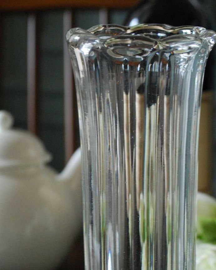 アンティーク 雑貨のガラス小物　アンティーク雑貨　スッと伸びる美しい一輪挿し、プレスドグラスのアンティークフラワーベース。普段の生活にパッと華を添えてくれるアンティーク気軽に使えるアンティークのプレスドグラスの中で、もっとも英国らしいアイテムの花器。(pg-4412)