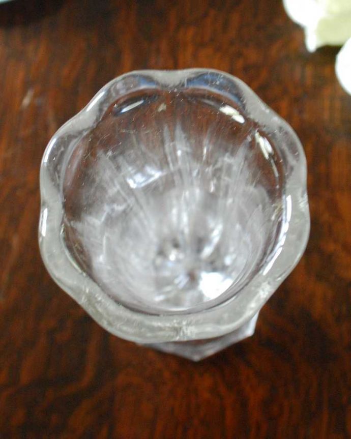 アンティーク 雑貨のガラス小物　アンティーク雑貨　スッと伸びる美しい一輪挿し、プレスドグラスのアンティークフラワーベース。上から見て中をチェックアンティークなので多少の欠けやキズがある場合がありますが、使用上問題ありませんのでご了承下さい。(pg-4412)