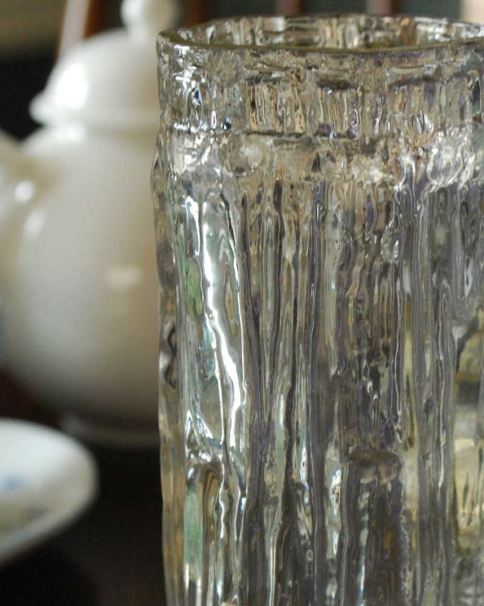 アンティーク 雑貨のガラス小物　アンティーク雑貨　レモンみたいなイエロー、和のインテリアにもあうプレスドグラスのフラワーベース。普段の生活にパッと華を添えてくれるアンティーク気軽に使えるアンティークのプレスドグラスの中で、もっとも英国らしいアイテムの花器。(pg-4413)