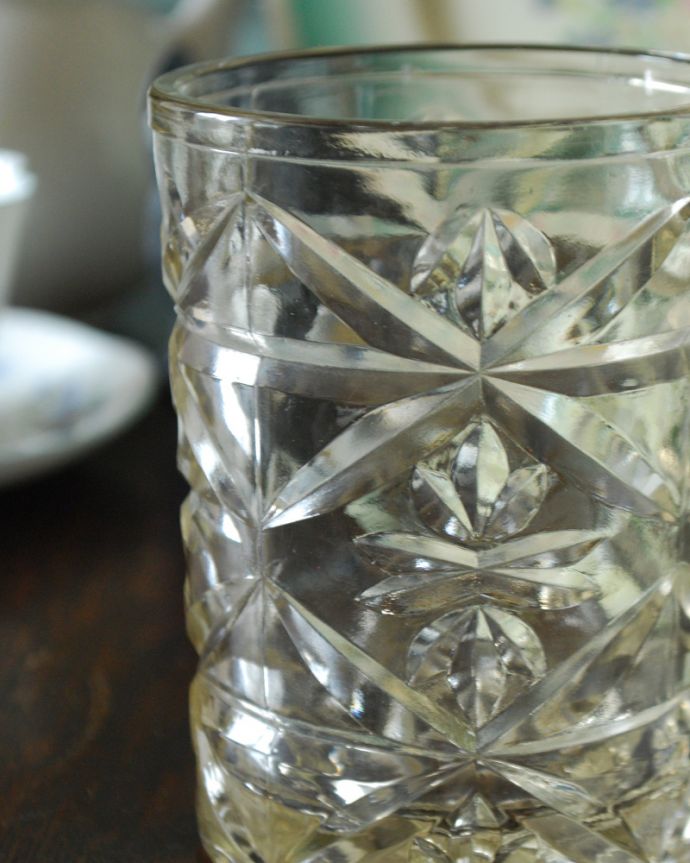 アンティーク 雑貨のガラス小物　アンティーク雑貨　使いやすいグラスのかたちをした、プレスドグラスのフラワーベース。アンティークのため、多少の欠け・傷がある場合がありますが、使用上問題はありませんので、ご了承下さい。(pg-4414)