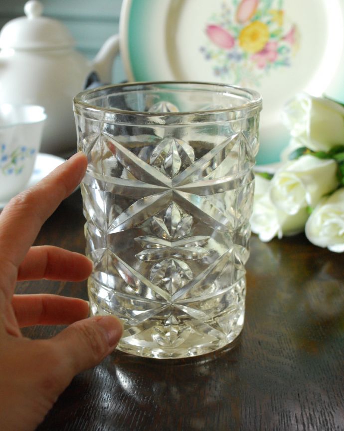 アンティーク 雑貨のガラス小物　アンティーク雑貨　使いやすいグラスのかたちをした、プレスドグラスのフラワーベース。置いておくだけで華やかな存在感です。(pg-4414)