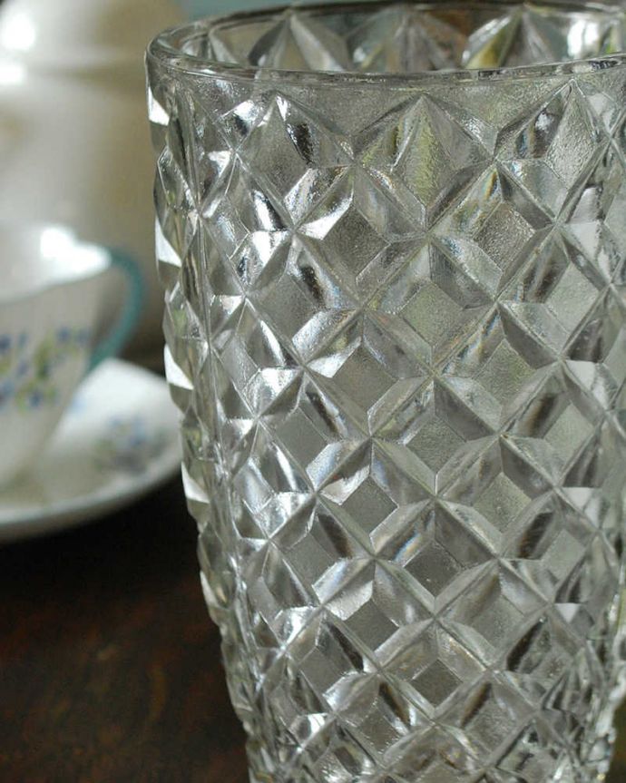 アンティーク 雑貨のガラス小物　アンティーク雑貨　テーブルや窓辺で楽しみたいフラワーベース（花器）、英国アンティークのプレスドグラス。普段の生活にパッと華を添えてくれるアンティーク気軽に使えるアンティークのプレスドグラスの中で、もっとも英国らしいアイテムの花器。(pg-4415)