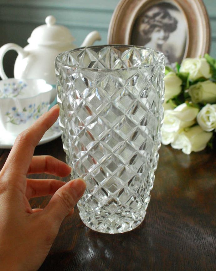アンティーク 雑貨のガラス小物　アンティーク雑貨　テーブルや窓辺で楽しみたいフラワーベース（花器）、英国アンティークのプレスドグラス。キラキラ輝く美しさ置いておくだけでも絵になるデザイン。(pg-4415)