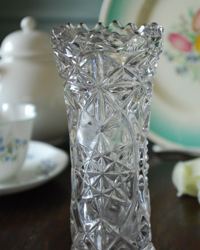 アンティーク 雑貨のガラス小物　アンティーク雑貨　お花のある暮らしを楽しめるガラスのフラワーベース、美しいアンティークのプレスドグラス。普段の生活にパッと華を添えてくれるアンティーク気軽に使えるアンティークのプレスドグラスの中で、もっとも英国らしいアイテムの花器。(pg-4417)