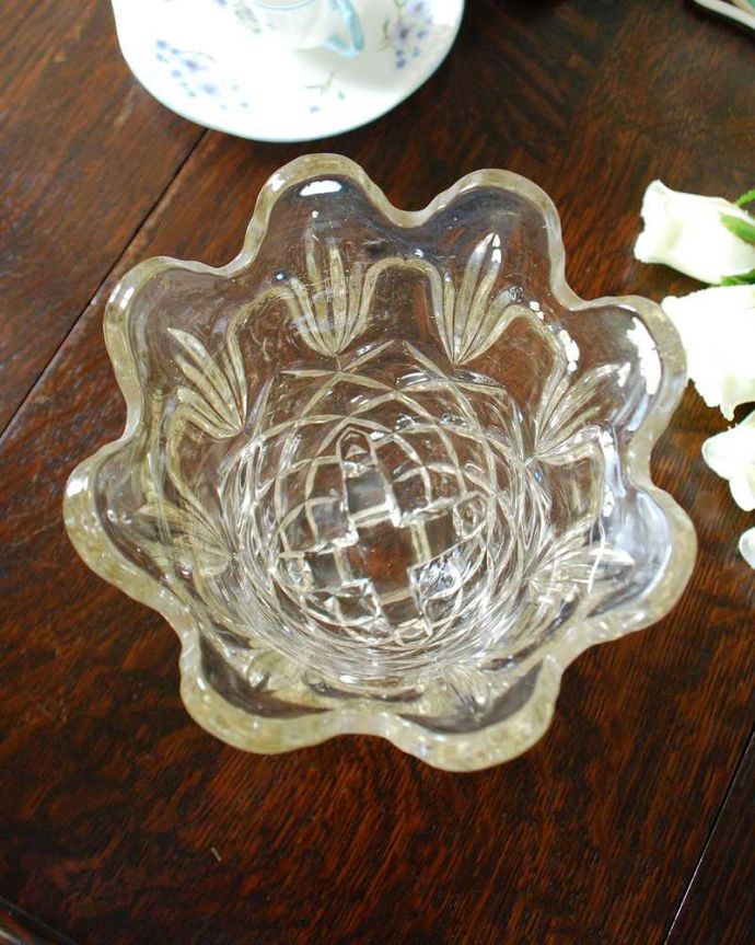 アンティーク 雑貨のガラス小物　アンティーク雑貨　お花が咲いた様な華やかなアンティークプレスドグラス、可愛い脚付きのフラワーベース（花器）。上から見るとこんな感じです。(pg-4418)