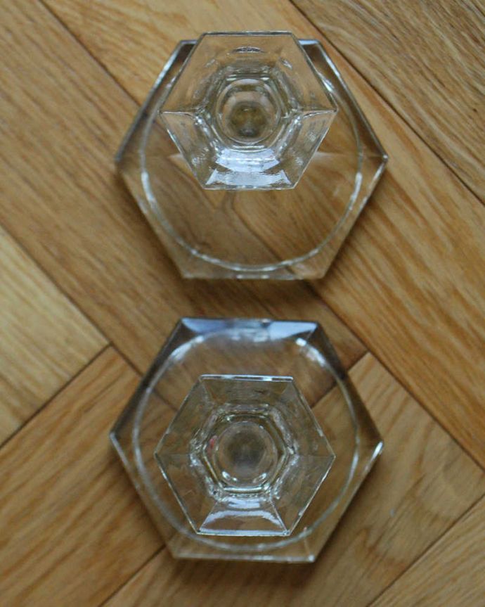 アンティーク 雑貨のガラス小物　アンティーク雑貨　アンティークガラスのプレスドグラス、英国のキャンドルスタンドセット。上から見るとこんな感じですアンティークなので多少のキズやカケがある場合はありますが、使用上問題はありませんのでご了承下さい。(pg-4422)
