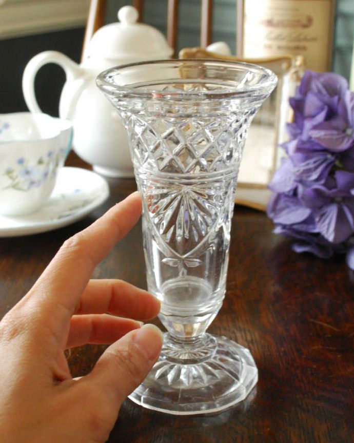 アンティーク 雑貨のガラス小物　アンティーク雑貨　どんなインテリアにも合う可愛い一輪挿しプレスドグラス、フラワーベース。１輪挿しにもオススメです。(pg-4423)