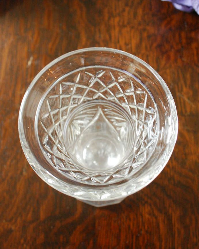 アンティーク 雑貨のガラス小物　アンティーク雑貨　どんなインテリアにも合う可愛い一輪挿しプレスドグラス、フラワーベース。上から見るとこんな感じです。(pg-4423)