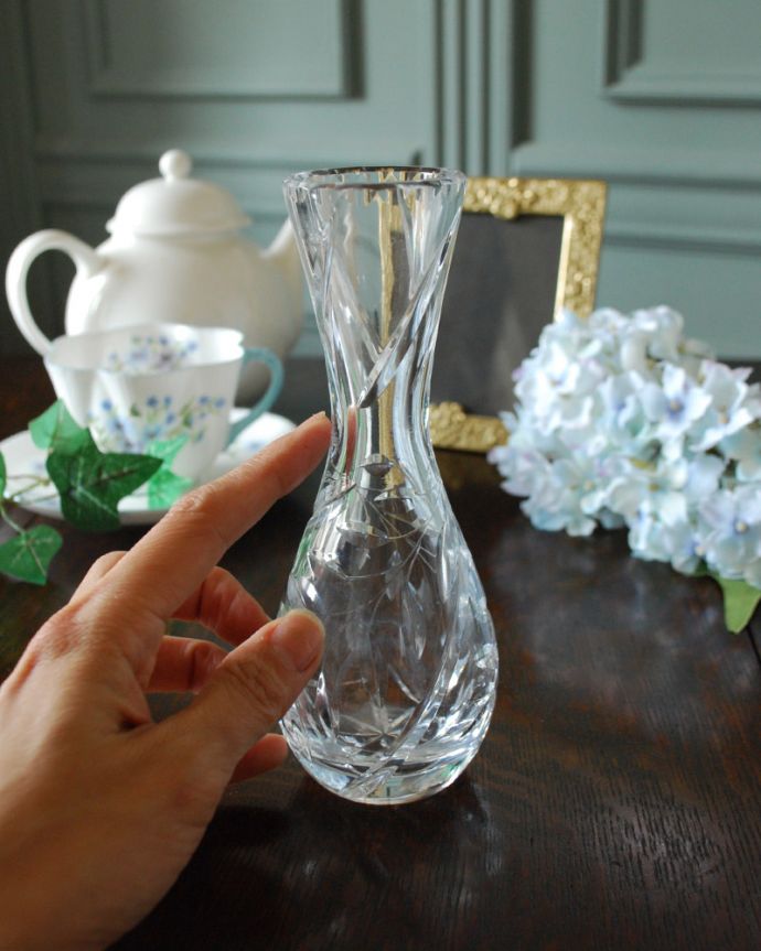 アンティーク 雑貨のガラス小物　アンティーク雑貨　ふんわりしたシルエットが可愛いプレスドグラス、小ぶりなフラワーベース。１輪挿しにもオススメです。(pg-4424)