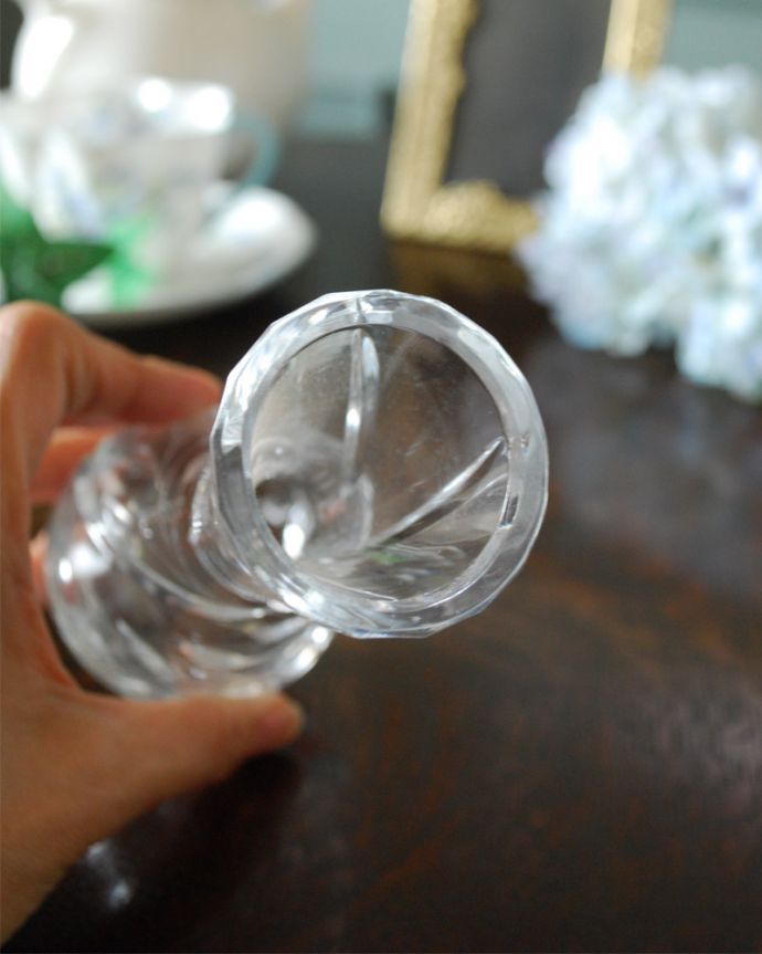 アンティーク 雑貨のガラス小物　アンティーク雑貨　ふんわりしたシルエットが可愛いプレスドグラス、小ぶりなフラワーベース。上から見るとこんな感じです。(pg-4424)
