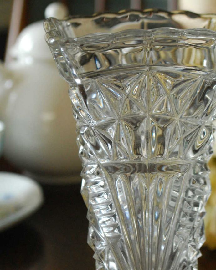 アンティーク 雑貨のガラス小物　アンティーク雑貨　スクエア形がお洒落なデザインのプレスドグラス、アンティークのフラワーベース。普段の生活にパッと華を添えてくれるアンティーク気軽に使えるアンティークのプレスドグラスの中で、もっとも英国らしいアイテムの花器。(pg-4425)