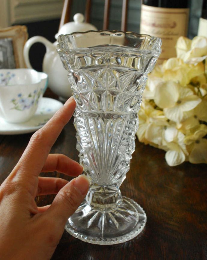 アンティーク 雑貨のガラス小物　アンティーク雑貨　スクエア形がお洒落なデザインのプレスドグラス、アンティークのフラワーベース。キラキラ輝く美しさ置いておくだけでも絵になるデザイン。(pg-4425)