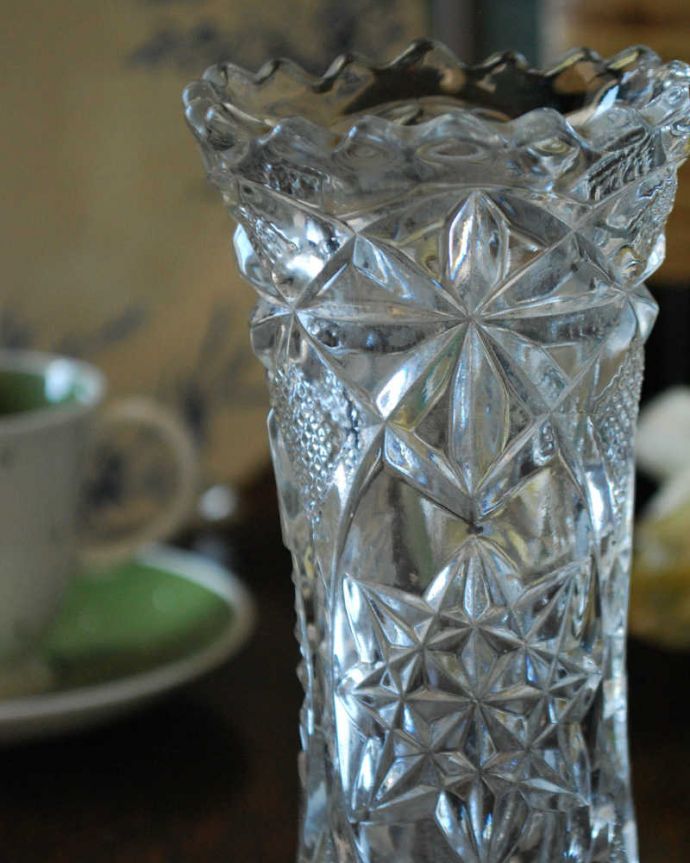アンティーク 雑貨のガラス小物　アンティーク雑貨　好きな場所に飾れるアンティークプレスドグラス、カッティングが美しいフラワーベース（花器）。普段の生活にパッと華を添えてくれるアンティーク気軽に使えるアンティークのプレスドグラスの中で、もっとも英国らしいアイテムの花器。(pg-4426)