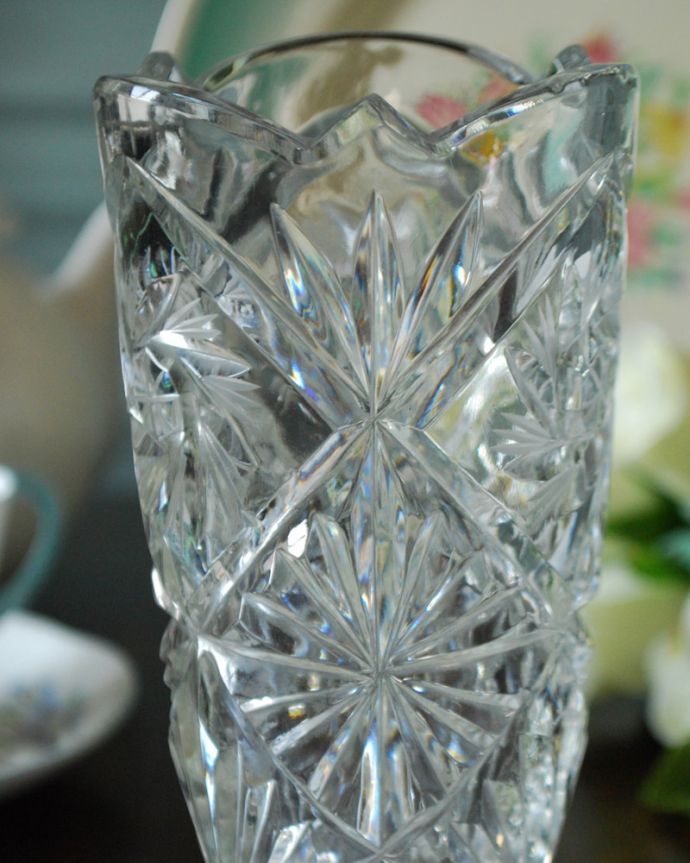アンティーク 雑貨のガラス小物　アンティーク雑貨　イギリスアンティークの花瓶、縁取りのデザインが可愛いフラワーベース。普段の生活にパッと華を添えてくれるアンティーク気軽に使えるアンティークのプレスドグラスの中で、もっとも英国らしいアイテムの花器。(pg-4427)