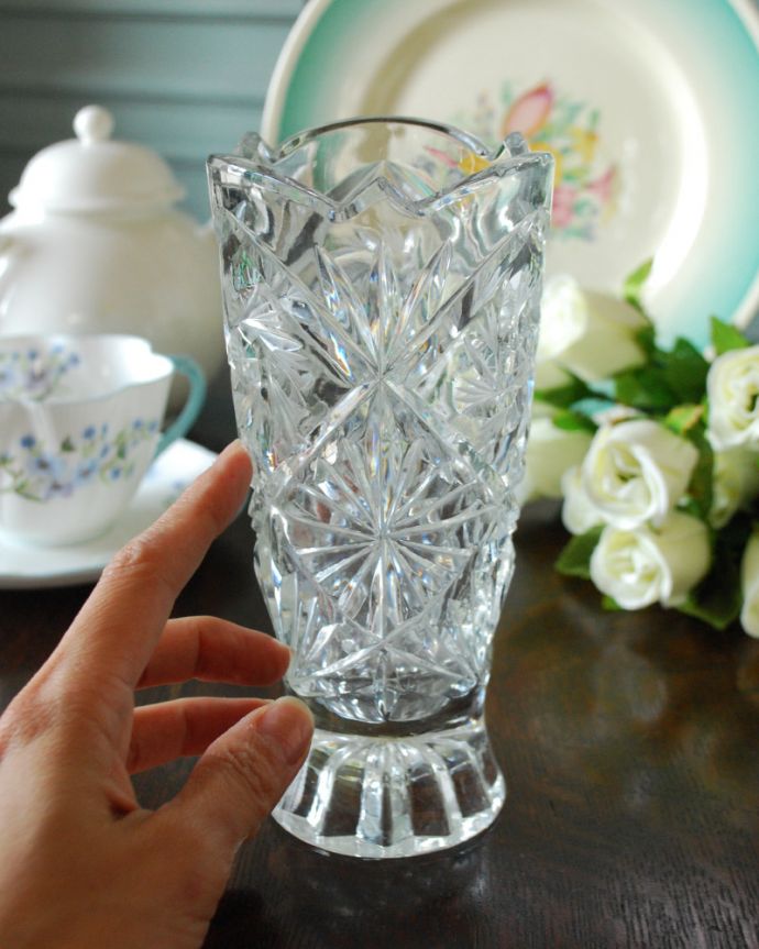 アンティーク 雑貨のガラス小物　アンティーク雑貨　イギリスアンティークの花瓶、縁取りのデザインが可愛いフラワーベース。キラキラ輝く美しさ置いておくだけでも絵になるデザイン。(pg-4427)