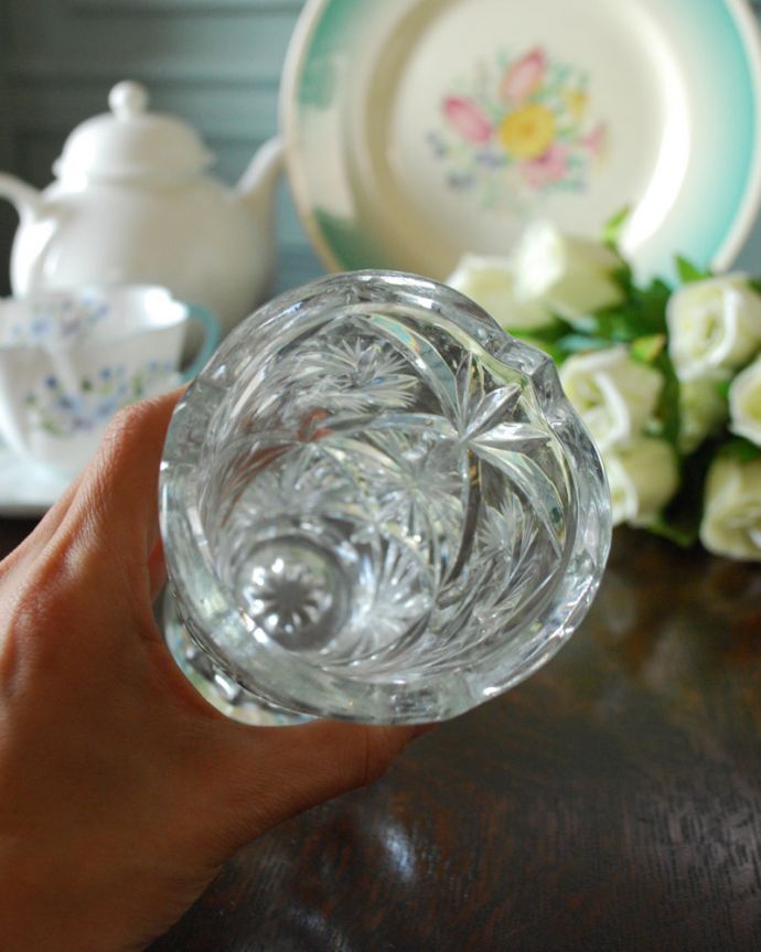 アンティーク 雑貨のガラス小物　アンティーク雑貨　イギリスアンティークの花瓶、縁取りのデザインが可愛いフラワーベース。上から見て中をチェックアンティークなので多少の欠けやキズがある場合がありますが、使用上問題ありませんのでご了承下さい。(pg-4427)