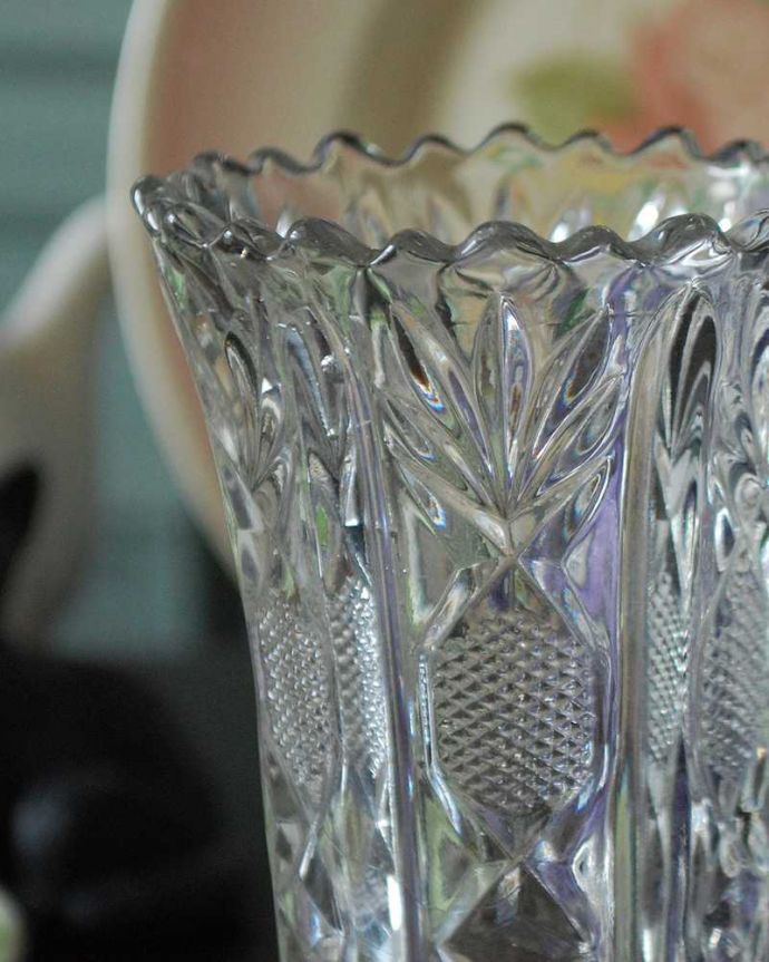 アンティーク 雑貨のガラス小物　アンティーク雑貨　どこでも飾れるフラワーベース（花器）、優雅な英国アンティークのプレスドグラス。普段の生活にパッと華を添えてくれるアンティーク気軽に使えるアンティークのプレスドグラスの中で、もっとも英国らしいアイテムの花器。(pg-4428)