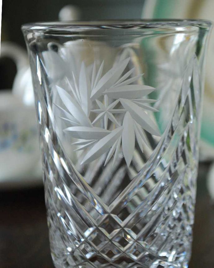 アンティーク 雑貨のガラス小物　アンティーク雑貨　英国アンティークのガラス雑貨、プレスドグラスの花器。普段の生活にパッと華を添えてくれるアンティーク気軽に使えるアンティークのプレスドグラスの中で、もっとも英国らしいアイテムの花器。(pg-4430)