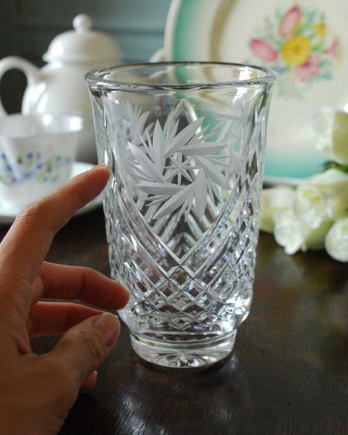 アンティーク 雑貨のガラス小物　アンティーク雑貨　英国アンティークのガラス雑貨、プレスドグラスの花器。キラキラ輝く美しさ置いておくだけでも絵になるデザイン。(pg-4430)