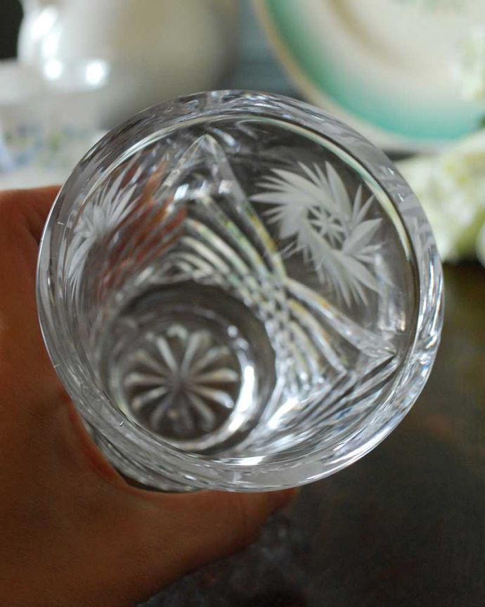 アンティーク 雑貨のガラス小物　アンティーク雑貨　英国アンティークのガラス雑貨、プレスドグラスの花器。上から見て中をチェックアンティークなので多少の欠けやキズがある場合がありますが、使用上問題ありませんのでご了承下さい。(pg-4430)