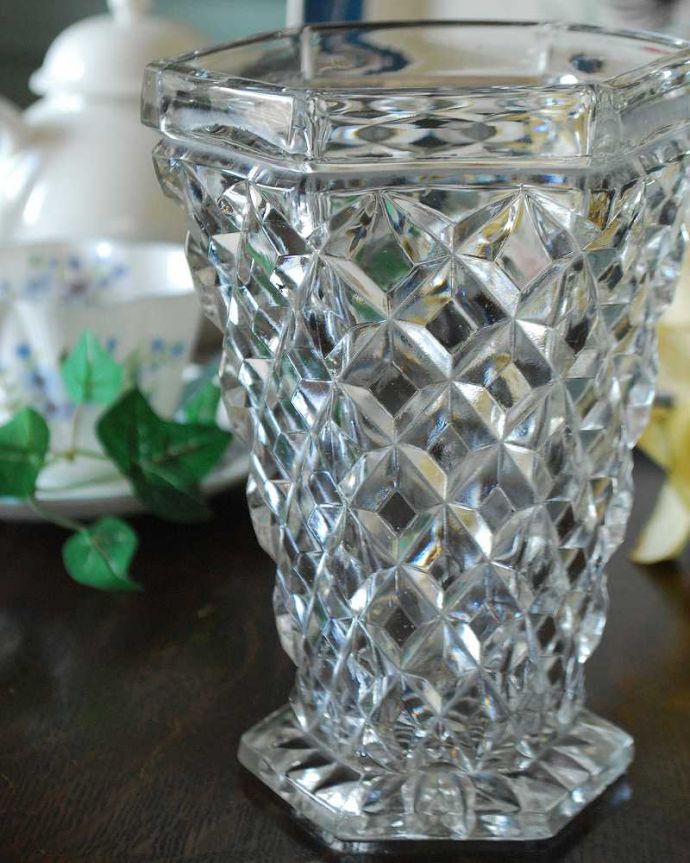 アンティーク 雑貨のガラス小物　アンティーク雑貨　輝くダイヤカットがとても美しい、アンティークプレスドグラス（フラワーベース）。普段の生活にパッと華を添えてくれるアンティーク気軽に使えるアンティークのプレスドグラスの中で、もっとも英国らしいアイテムの花器。(pg-4431)