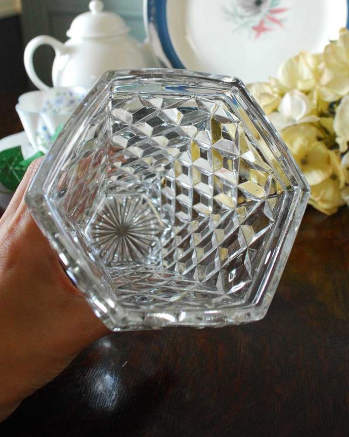 アンティーク 雑貨のガラス小物　アンティーク雑貨　輝くダイヤカットがとても美しい、アンティークプレスドグラス（フラワーベース）。上から見て中をチェックアンティークなので多少の欠けやキズがある場合がありますが、使用上問題ありませんのでご了承下さい。(pg-4431)