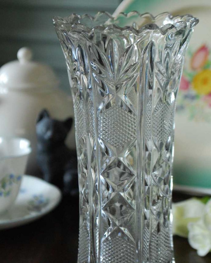 アンティーク 雑貨のガラス小物　アンティーク雑貨　縁どりのデザインも華やかなアンティークのガラスのフラワーベース。普段の生活にパッと華を添えてくれるアンティーク気軽に使えるアンティークのプレスドグラスの中で、もっとも英国らしいアイテムの花器。(pg-4432)
