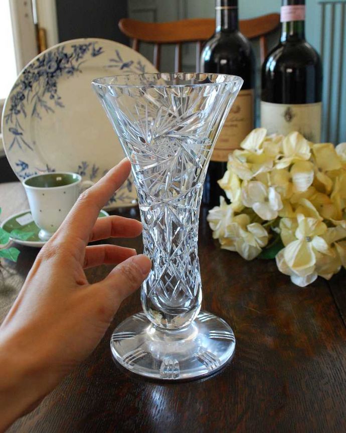 アンティーク 雑貨のガラス小物　アンティーク雑貨　きらきら輝くガラスのフラワーベース（花器）、アンティークプレスドグラス。気軽に使えるフラワーベース英国らしくいろんなサイズが見つかる花器。(pg-4434)