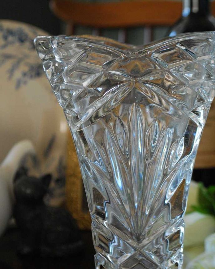 アンティーク 雑貨のガラス小物　アンティーク雑貨　豪華な輝きで気分も上がるフラワーベース、アンティークプレスドグラス（花器）。置くだけで華やかな雰囲気大きなサイズの花器は、お家に1つは欲しいアイテム。(pg-4435)