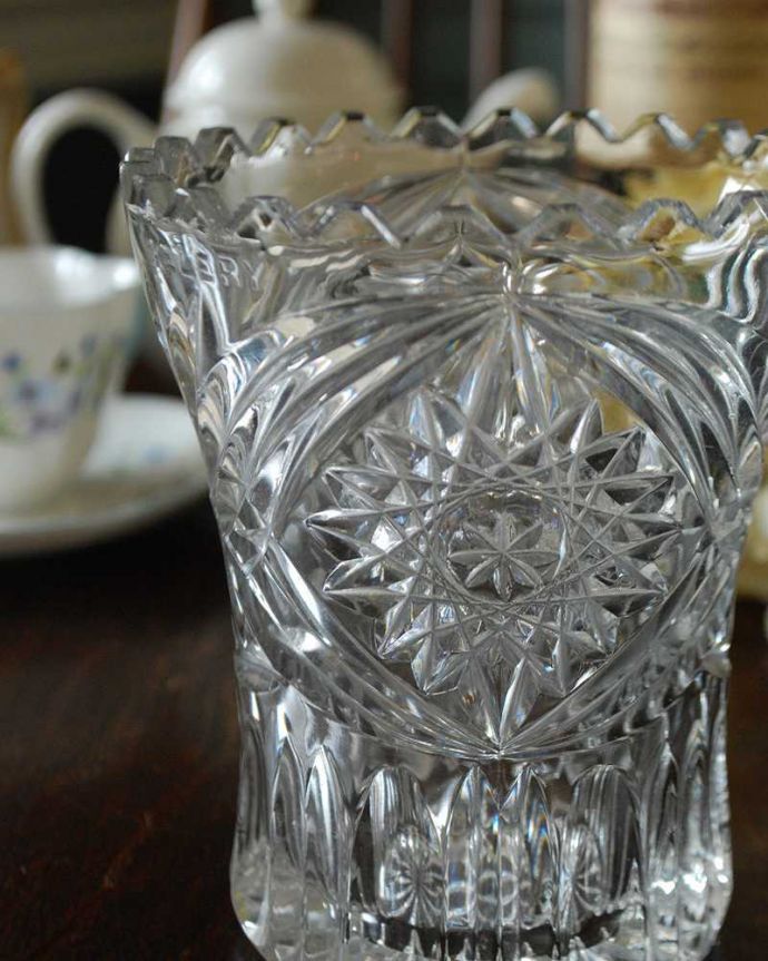 アンティーク 雑貨のガラス小物　アンティーク雑貨　イギリスのアンティークプレスドグラス、お星様のカッティングのフラワーベース（花器）。アンティークのため、多少の欠け・傷がある場合がありますが、使用上問題はありませんので、ご了承下さい。(pg-4436)