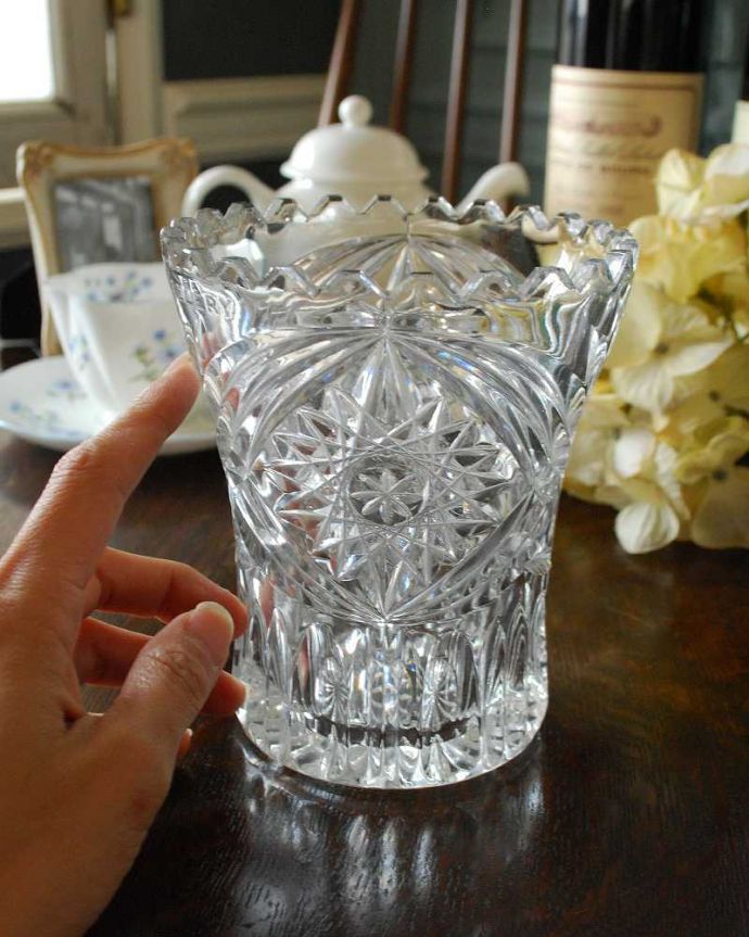 アンティーク 雑貨のガラス小物　アンティーク雑貨　イギリスのアンティークプレスドグラス、お星様のカッティングのフラワーベース（花器）。１輪挿しにもオススメです。(pg-4436)