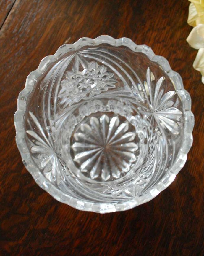 アンティーク 雑貨のガラス小物　アンティーク雑貨　イギリスのアンティークプレスドグラス、お星様のカッティングのフラワーベース（花器）。上から見るとこんな感じです。(pg-4436)
