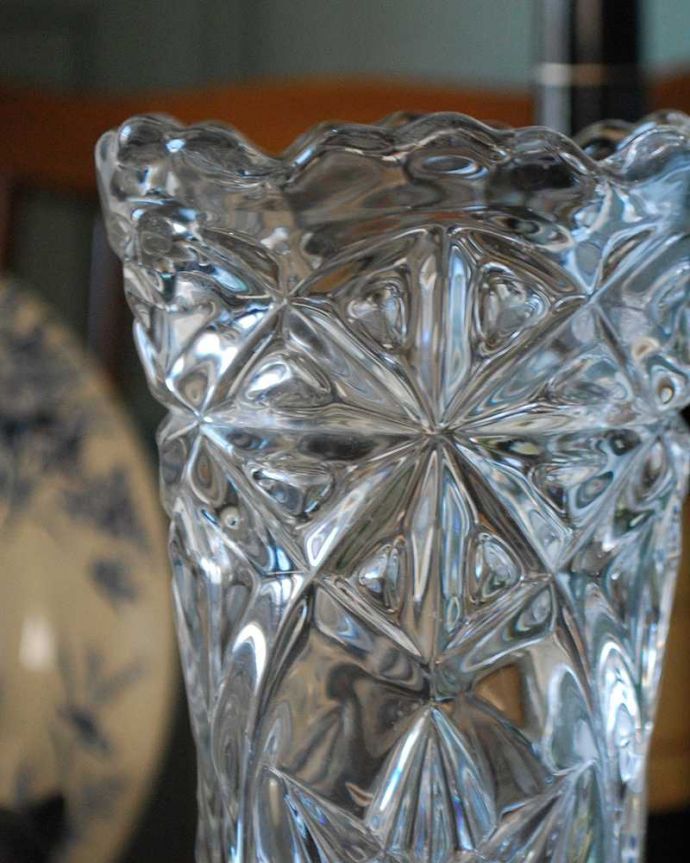 アンティーク 雑貨のガラス小物　アンティーク雑貨　テーブルに飾れる素敵なフラワーベース（花器）、英国アンティークのプレスドグラス。光が入るとキラキラと輝きますサイズが大きなプレスドグラスは、より太陽の光を反射してキラキラと輝きます。(pg-4437)