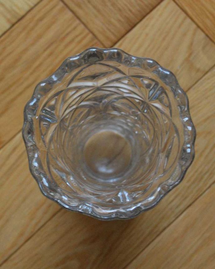 アンティーク 雑貨のガラス小物　アンティーク雑貨　テーブルに飾れる素敵なフラワーベース（花器）、英国アンティークのプレスドグラス。上からのぞいて見ると･･･アンティークなので多少のキズ・欠けがある場合がありますが、使用上問題はありませんので、ご了承下さい。(pg-4437)