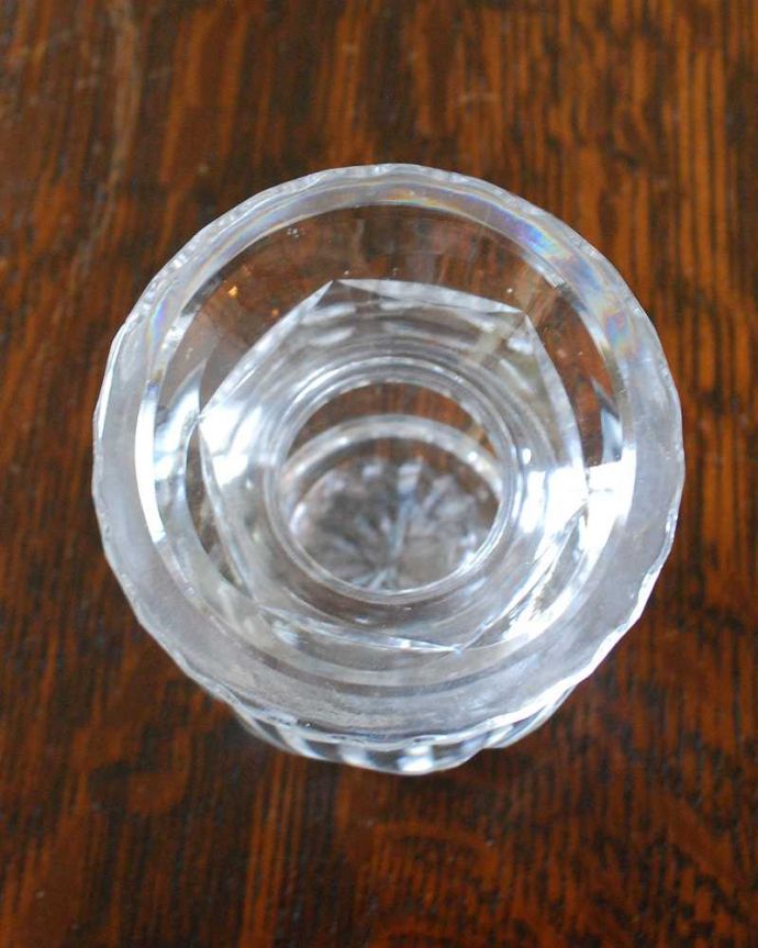 アンティーク 雑貨のガラス小物　アンティーク雑貨　アンティークの1輪挿し、シンプルなお部屋にもピッタリのフラワーベース。上から見るとこんな感じです。(pg-4439)