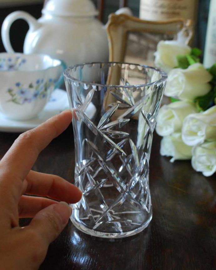 アンティーク 雑貨のガラス小物　アンティーク雑貨　イギリスのアンティークプレスドグラス、小さなデザートグラス（花器）。使いやすい小さなサイズ器としてはもちろん1輪挿しにも使える小さくて使いやすいサイズ。(pg-4440)