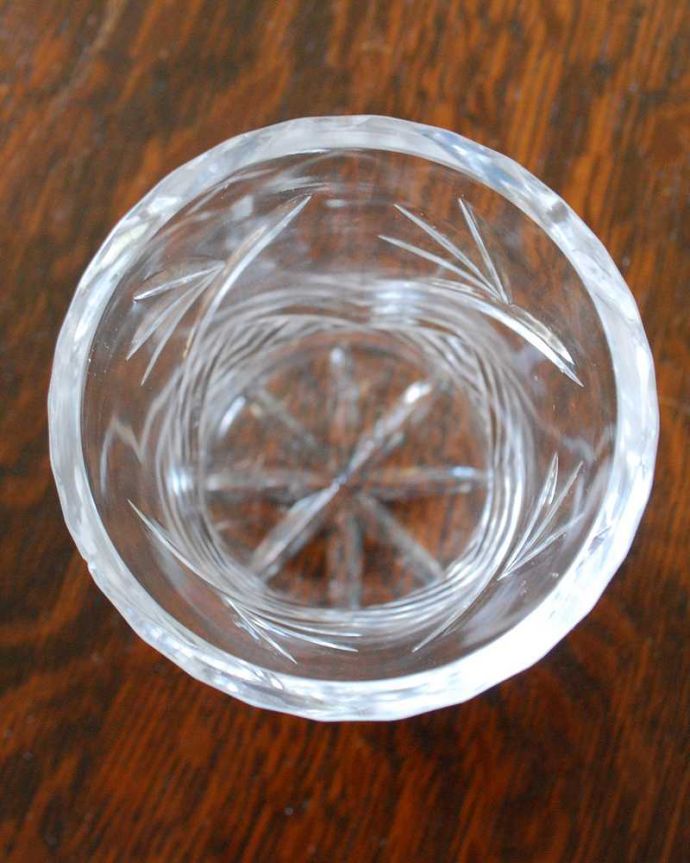 アンティーク 雑貨のガラス小物　アンティーク雑貨　イギリスのアンティークプレスドグラス、小さなデザートグラス（花器）。上から見るとこんな感じですアンティークなので多少のキズ・欠けがある場合がありますが、使用上問題ありませんのでご了承下さい。(pg-4440)