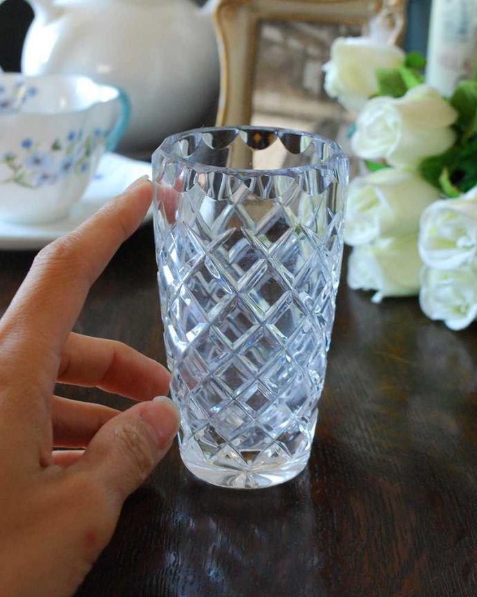 アンティーク 雑貨のガラス小物　アンティーク雑貨　ダイヤの模様がきらきら輝く小さなデザートグラス（花器）。使いやすい小さなサイズ器としてはもちろん1輪挿しにも使える小さくて使いやすいサイズ。(pg-4441)