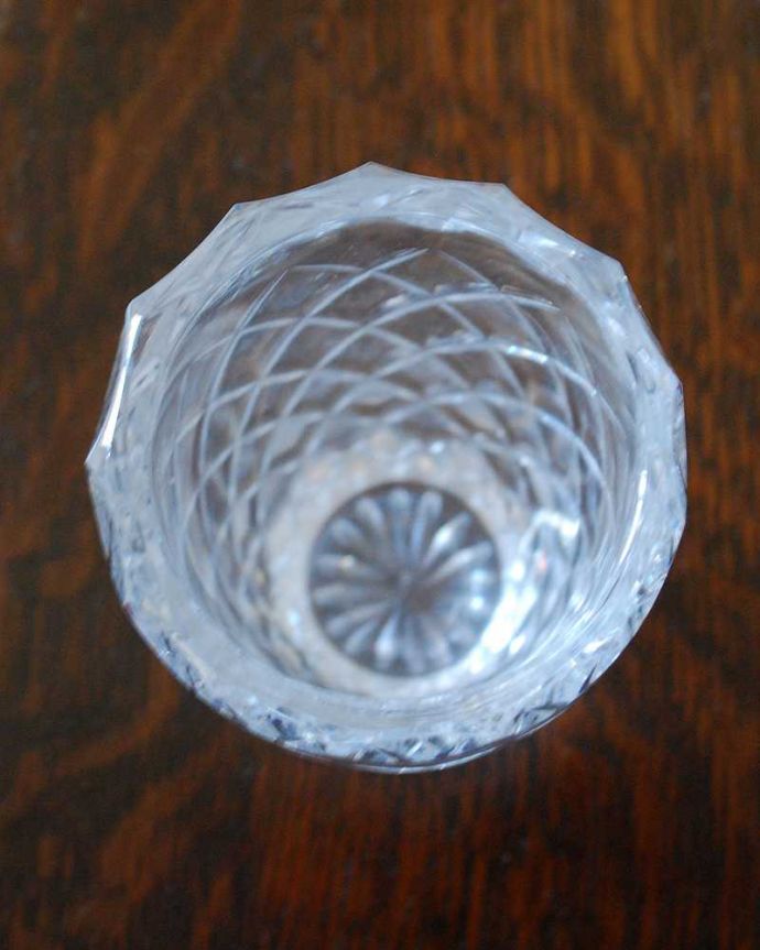 アンティーク 雑貨のガラス小物　アンティーク雑貨　ダイヤの模様がきらきら輝く小さなデザートグラス（花器）。上から見るとこんな感じですアンティークなので多少のキズ・欠けがある場合がありますが、使用上問題ありませんのでご了承下さい。(pg-4441)