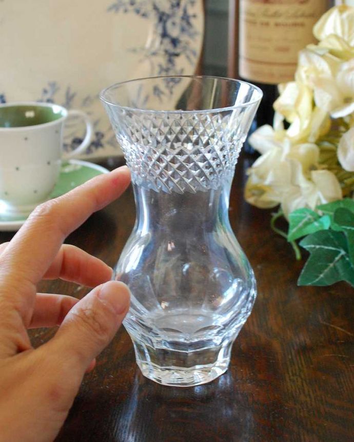 アンティーク 雑貨のガラス小物　アンティーク雑貨　ふんわりしたシルエットが可愛いプレスドグラス、小ぶりなフラワーベース。お花を１輪挿すだけ花器が美しいので１輪挿すだけでパッと華やかになります。(pg-4442)