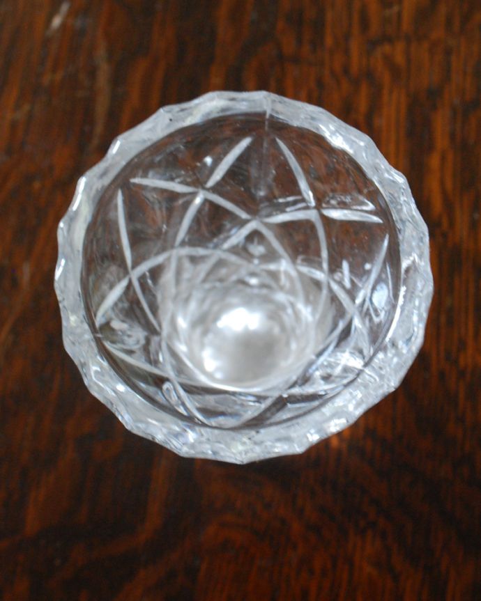 アンティーク 雑貨のガラス小物　アンティーク雑貨　アンティークの1輪挿し、キラキラカッティングがとっても可愛いフラワーベース。上から見るとこんな感じです。(pg-4444)