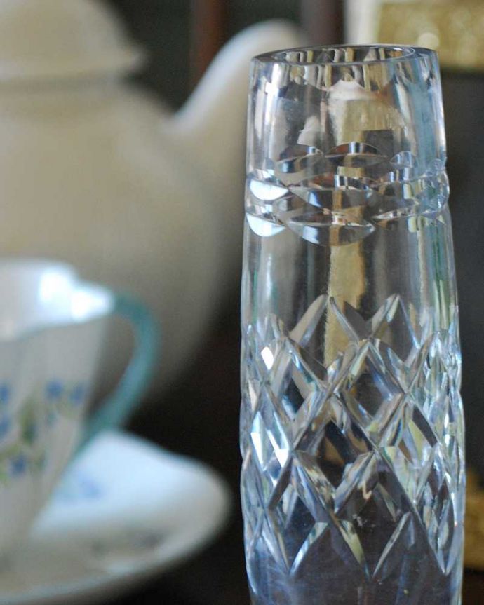アンティーク 雑貨のガラス小物　アンティーク雑貨　脚付きの美しい１輪挿し、アンティークプレスドグラスのフラワーベース。贅沢な時間が流れる1人用のパーソナル花器1人に1つずつ、お花を入れてテーブルにセットされていたパーソナル花器。(pg-4447)