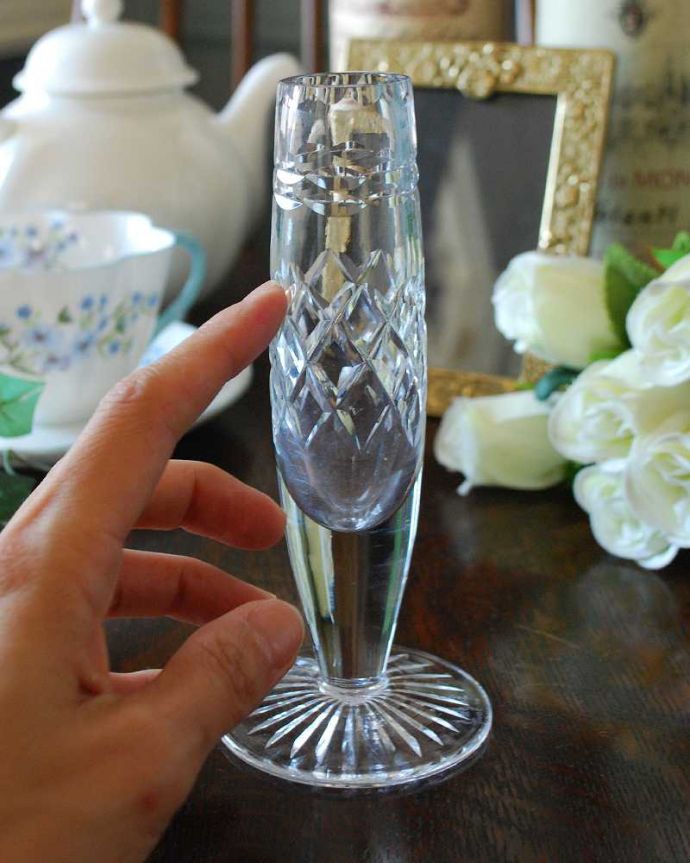アンティーク 雑貨のガラス小物　アンティーク雑貨　脚付きの美しい１輪挿し、アンティークプレスドグラスのフラワーベース。お花を１輪挿すだけ花器が美しいので１輪挿すだけでパッと華やかになります。(pg-4447)