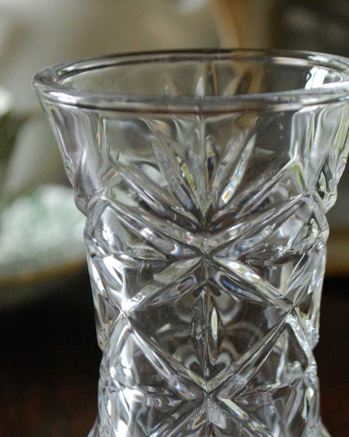 アンティーク 雑貨のガラス小物　アンティーク雑貨　イギリスのアンティークプレスドグラス、丸みが可愛いフラワーベース（花器）。アンティークのため、多少の欠け・傷がある場合がありますが、使用上問題はありませんので、ご了承下さい。(pg-4448)