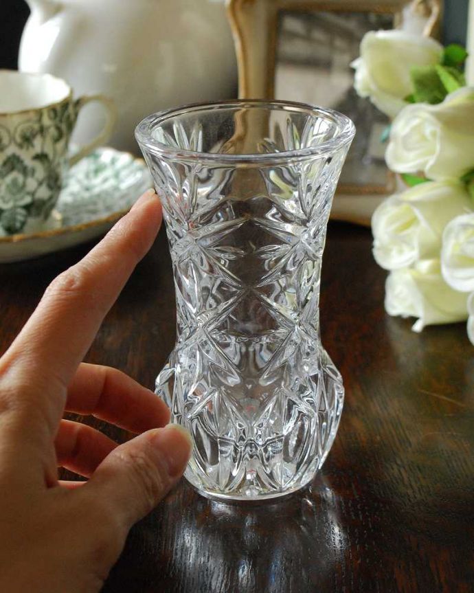 アンティーク 雑貨のガラス小物　アンティーク雑貨　イギリスのアンティークプレスドグラス、丸みが可愛いフラワーベース（花器）。１輪挿しにもオススメです。(pg-4448)