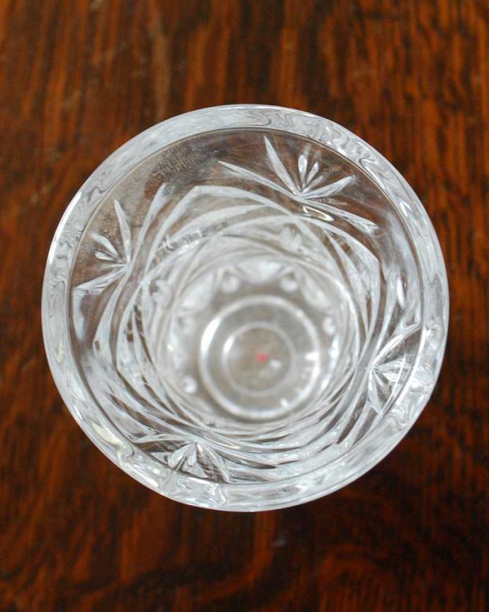 アンティーク 雑貨のガラス小物　アンティーク雑貨　イギリスのアンティークプレスドグラス、丸みが可愛いフラワーベース（花器）。上から見るとこんな感じです。(pg-4448)