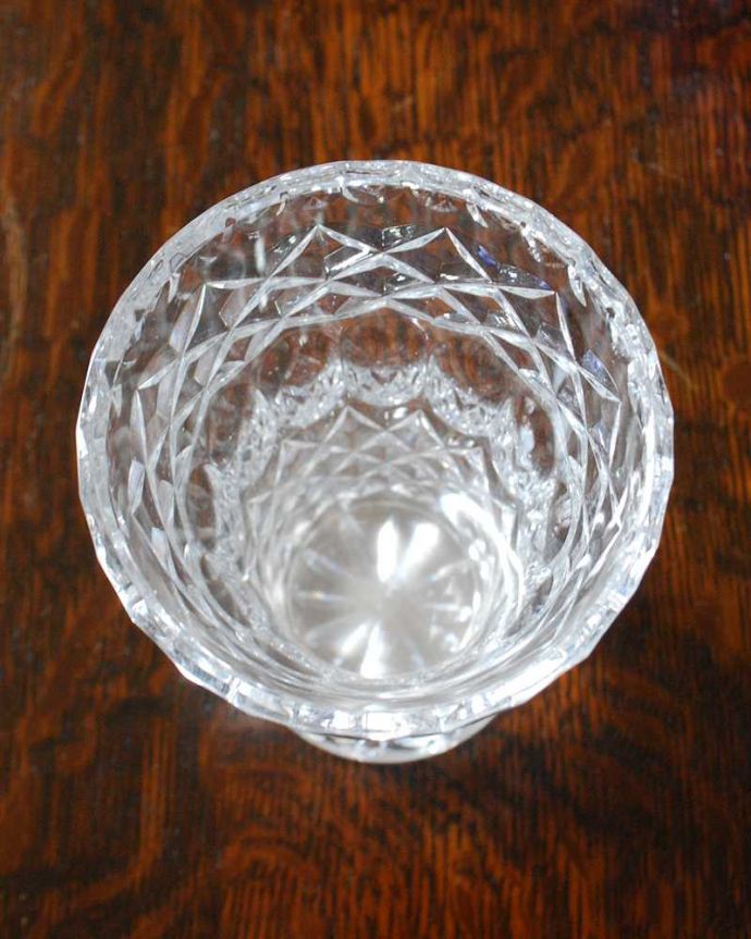 アンティーク 雑貨のガラス小物　アンティーク雑貨　キラキラ輝く1輪挿し、カッティングがとっても可愛いアンティークのフラワーベース。上から見るとこんな感じです。(pg-4450)